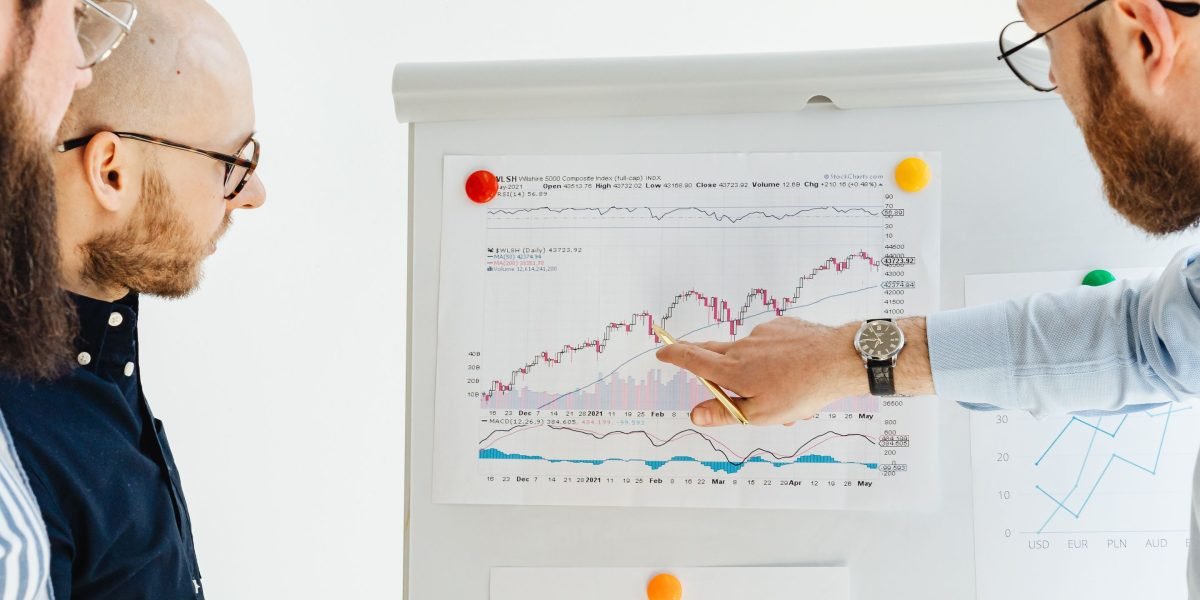 An expert consultant presents data and insights to a small business team, guiding their digital marketing strategy.