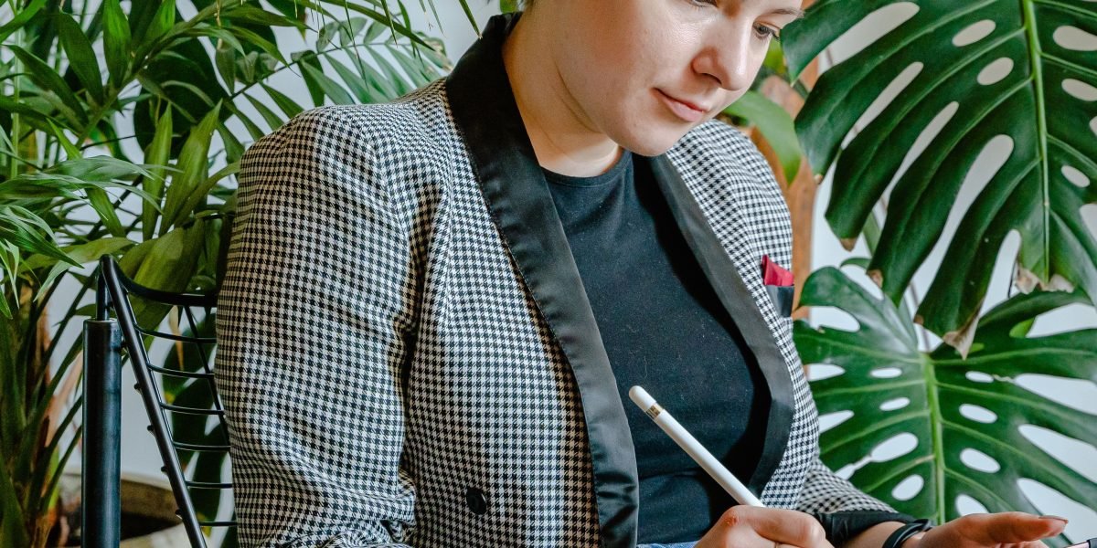 A person focused on a tablet, representing engaged users who can be re-engaged through retargeting campaigns.