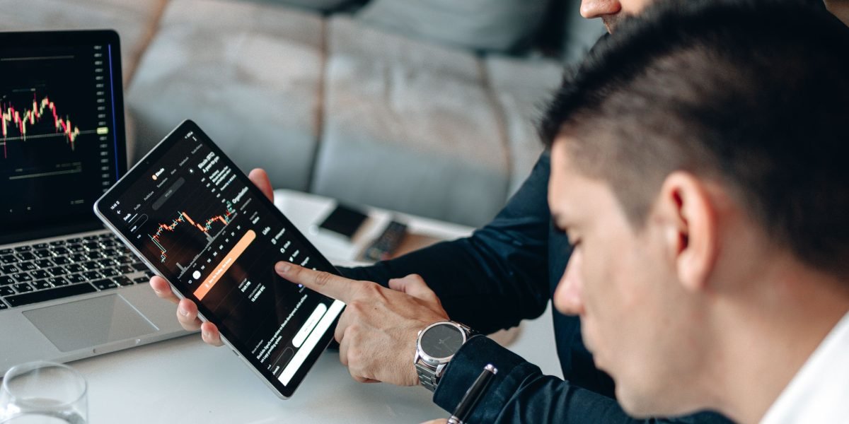 A professional analyzes data to understand user behavior and optimize affiliate monetization strategies.