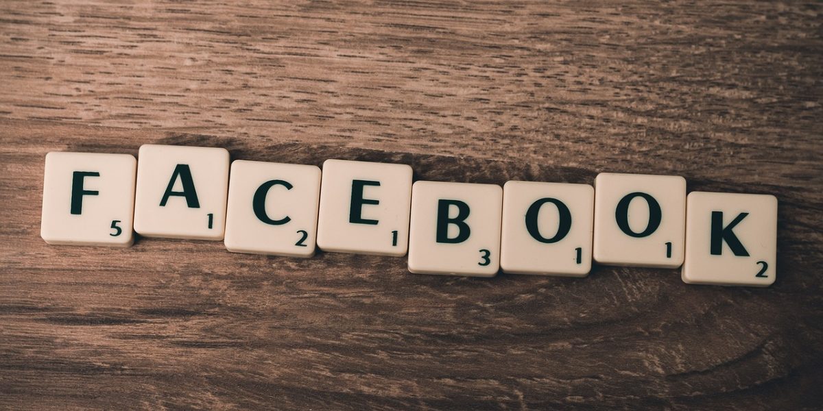 Marketers discussing digital trends and AI's impact on global campaign optimization.